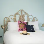 Sunny 2Br In Miami River Inn By Sonder